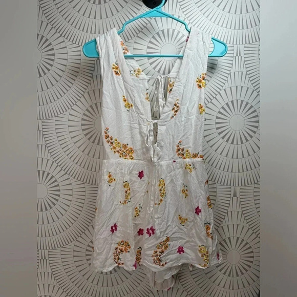 Urban Outfitters Women’s Shorts Romper Size 4 - Picture 1 of 9